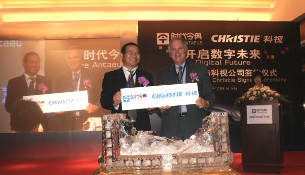 Zhang Baoquan, presidente de Antaeus (izda.) y Jack Kline, presidentes y COO de Christie (dcha.)
