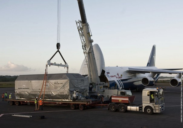 El satélite Amazonas 2 de Hispasat,  a su llegada a Kourou (Guayana Francesa), desde donde será puesto en órbita por un vehículo lanzador Ariane 5 ECA