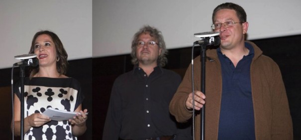 La presentadora del acto, la actriz Pilar Gómez, y los ganadores del primer premio de largometraje, el director y el productor de Amanecer en Asia, Dionisio Pérez Galindo y Rafael Álvarez. (Foto: Martaescenica)