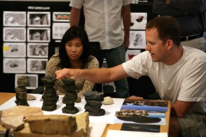 Bryn Imagire y Pete Docter discuten sobre la formación de rocas durante la producción de Up (Foto: Deborah Coleman / Pixar / Getty Images)