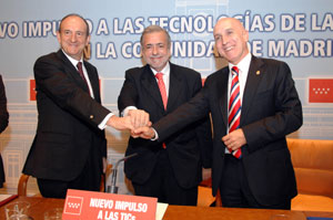 De izquierda a derecha, el consejero de Indra, el consejero de Economía y el alcalde de Aranjuez.