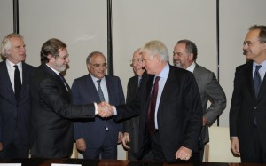 Juan Luis Cebrián y Paolo Vasile estrechan su mano tras la firma del acuerdo