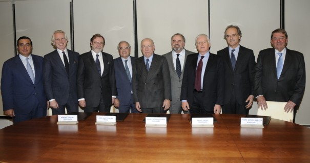 De izquierda a derecha: Ramiro Sánchez de Lerín, secretario general de Telefónica; Giuseppe Tringali, consejero delegado de Telecinco; Juan Luis Cebrián, consejero delegado de Grupo Prisa; Rodolfo Martín Villa, presidente de Sogecable; Fedele Confalonieri, presidente de Mediaset; Ignacio Polanco, presidente del Grupo Prisa; Paolo Vasile, consejero delegado de Telecinco; Pedro García Guillén, consejero delegado de Sogecable y Alejandro Echevarría, presidente de Telecinco