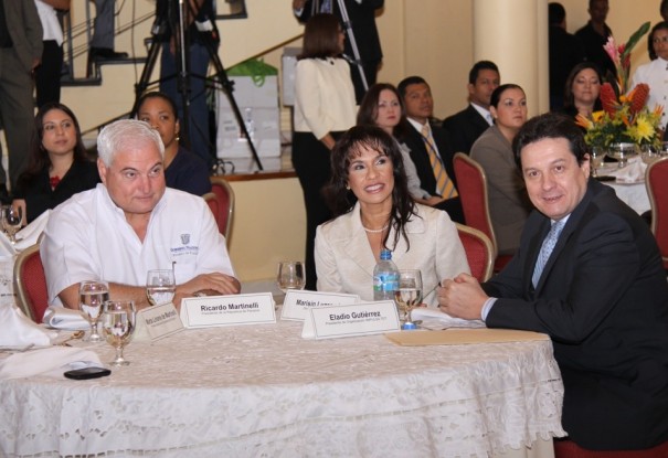  De izda. a dcha. el presidente de Panamá, Ricardo Martinelli; la directora del SERTV, Marisín Luzcando; y el presidente de Impulsa TDT, Eladio Gutiérrez