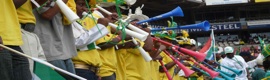 Vuvuzelas: las estridentes trompetas que desesperan a las televisiones