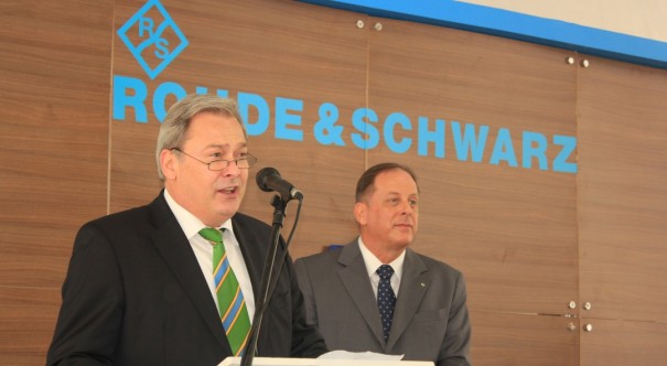 Manfred Fleishmann, CEO  de Rohde&Schwarz y Heitor Vita, director en Brasil