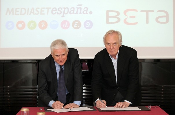 Paolo Vasile, consejero delegado de Mediaset España, y Jan Mojto, director general de Beta Film