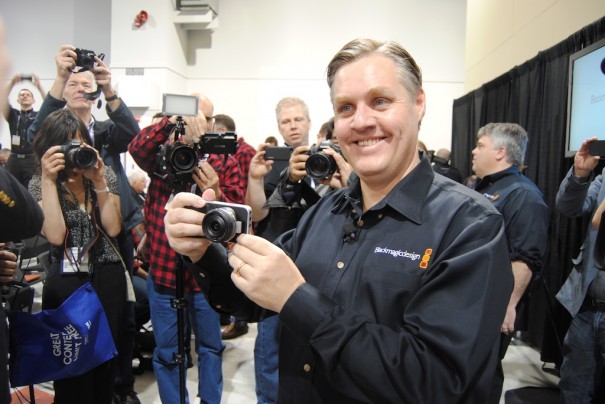 Grant Petty, CEO de Blackmagic, con la nueva Pocket Camera