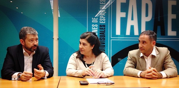 Foto FAPAE: de izquierda a derecha, Kike Álvarez (clipyoo), Fabia Buenaventura (FAPAE) y Raúl Albelda (clipyoo)