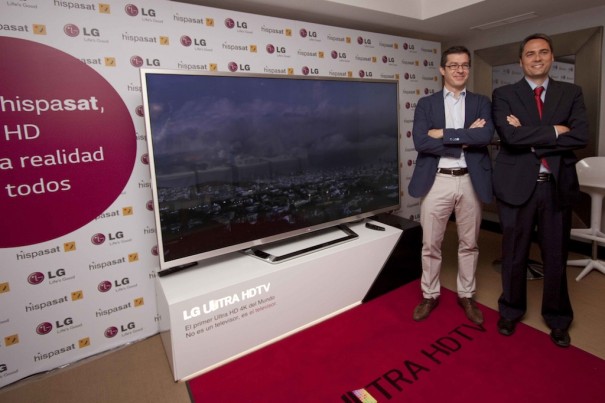 Ignacio Sanchis, Director de Negocio de HISPASAT, y José María Zamora, Director de Marketing de LG España