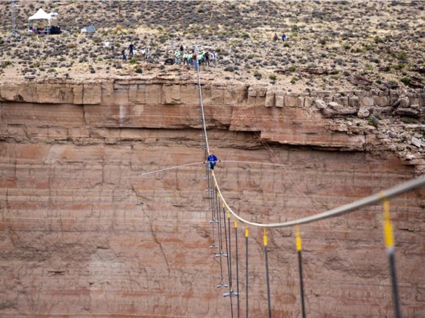 Nik Wallenda sobre el Gran Cañón en una cuerda floja