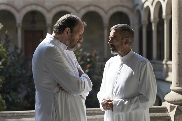 Pou y Arias el el rodaje de 'Vicente Ferrer' (Foto: RTVE)