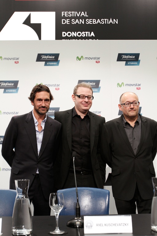 De izquierda a derecha, Ignacio Fernández Vega, director global de Contenidos de Telefónica Digital, Axel Kuschevatzky, director de Telefónica Studios y José Luis Rebordinos, director del Festival Internacional de Cine de San Sebastián.