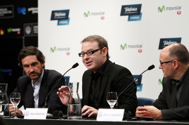 De izquierda a derecha, Ignacio Fernández Vega, director global de Contenidos de Telefónica Digital, Axel Kuschevatzky, director de Telefónica Studios y José Luis Rebordinos, director del Festival Internacional de Cine de San Sebastián.