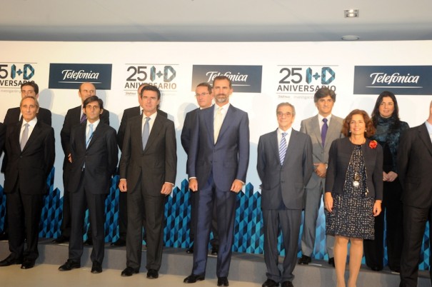 De izquierda a derecha en la primera fila: el vicepresidente de Telefónica, Julio Linares López; José María Álvarez-Pallete, consejero delegado del Telefónica; el ministro de Industria, Turismo y Comercio, José Manuel Soria, su Alteza Real el Príncipe de Asturias; el presidente de Telefónica, César Alierta y la alcadesa de Madrid, Ana Botella.