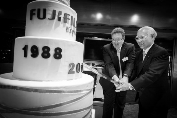 Antonio Alcalá y Toru Takahashi cortan el pastel conmemorativo del 25ª Aniversario de FUJIFILM España (Foto: David Airob)