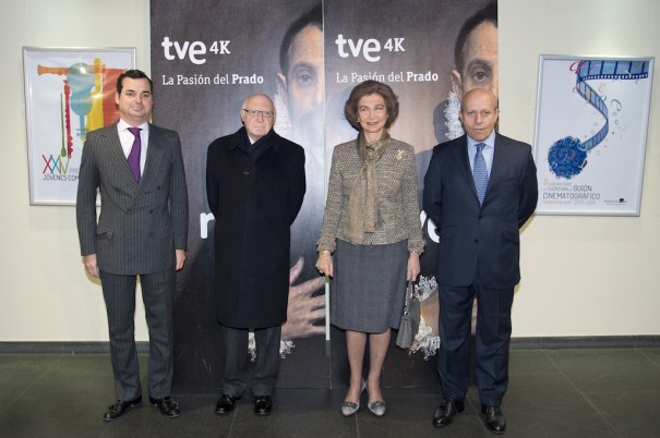 Leopoldo González-Echenique, presidente de RTVE; José Pedro Pérez-Llorca, presidente del Real Patronato del Museo del Prado; la Reina Sofia; y José Ignacio Wert, ministro de Educación, Cultura y Deporte, en la presentación de 'La Pasión del Prado' en 4K