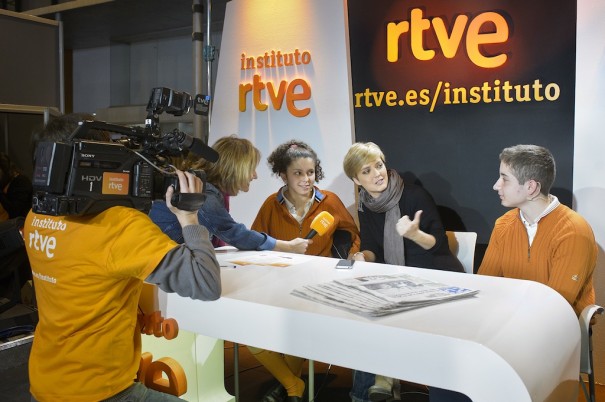 María Casado en el stand del Instituto RTVE en AULA 2014
