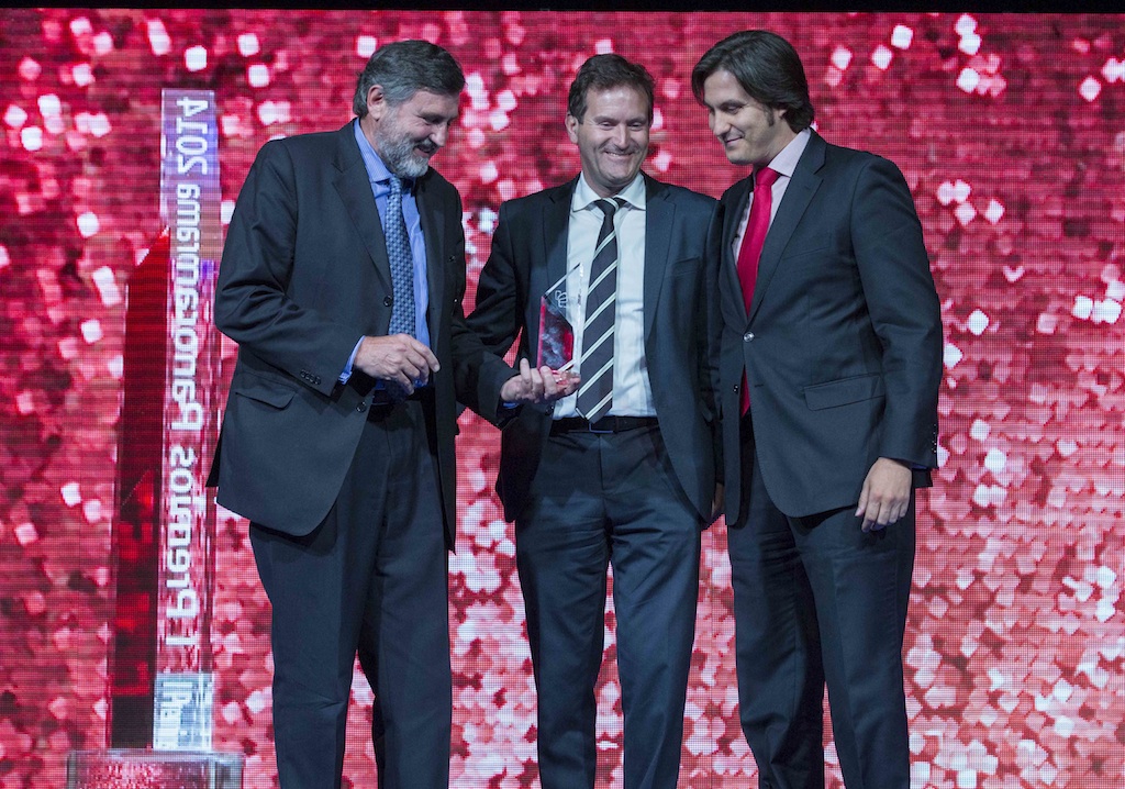 Iván Olmeda, director de desarrollo de negocioy Rogelio de la Fuente, presidente de AEQ-Kroma, recogen el Premio Panorama a la mejor solución de estudio de manos de Chema Casaos