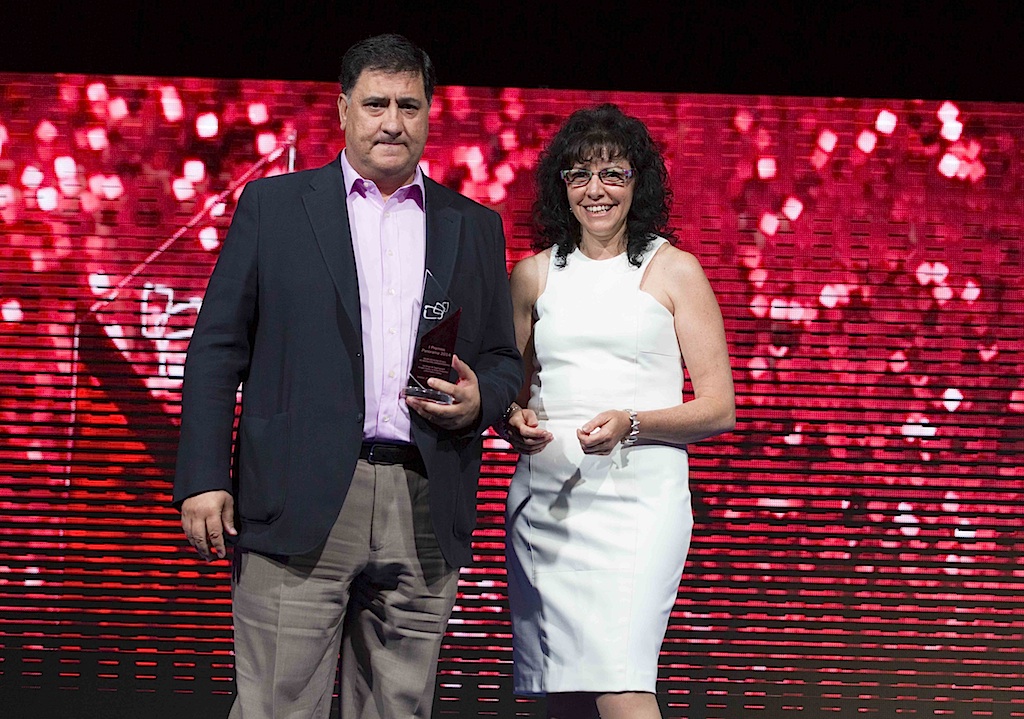 Carlos Bernases, director de producción de Enrique Cerezo PC, recoge el Premio Panorama a la mejor ejecución técnica en producción cinematográfica de manos de Juani gandía, redactora jefe de Panorama Audiovisual