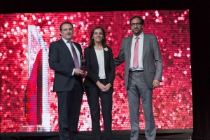 Francisco Javier Aycart, director de Operaciones de  EFE  y Jorge de la Torre, Socio-Director de Delatorre recogen el Premio Panorama a la instalación del año de manos de María Valcarce, directora de BIT Broadcast