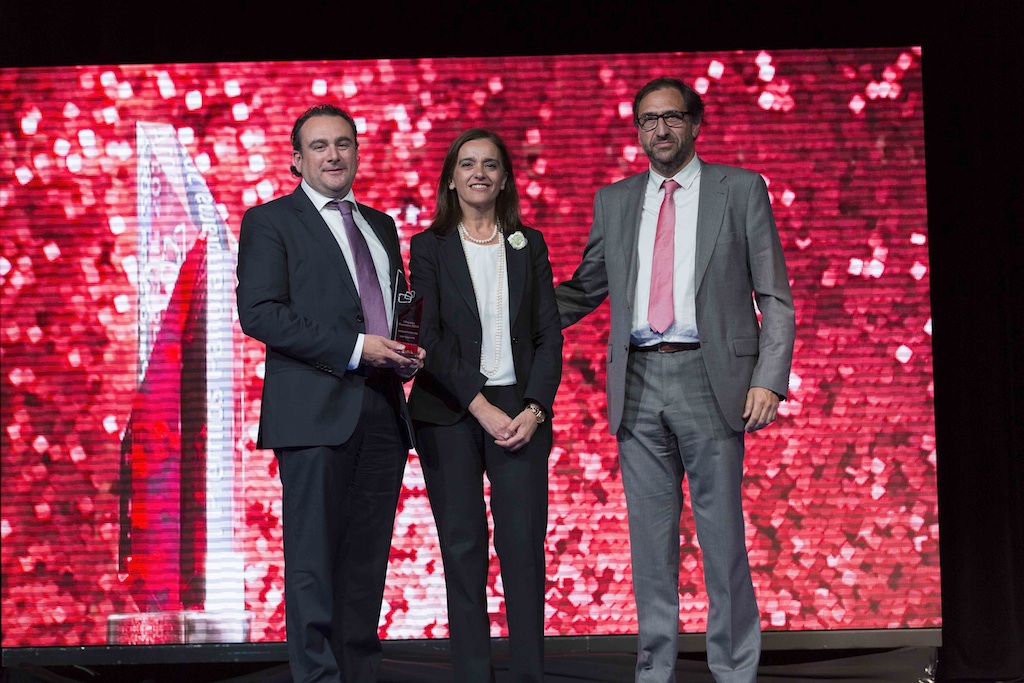 Francisco Javier Aycart, director de Operaciones de EFE y Jorge de la Torre, Socio-Director de Delatorre recogen el Premio Panorama a la instalación del año de manos de María Valcarce, directora de BIT Broadcast