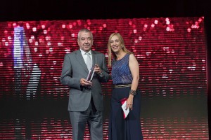 Goyo Quintana, director de Boomerang, recibe el Premio a la mejor ejecución técnica en producción televisiva de manos de Ana Sanz