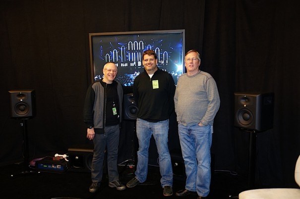 De izqda. a dcha.,  Hank Neuberger, Grammy Awards Telecast Sound Supervisor; Bryan Bradley, Vice President, General Manager, JBL Professional; y Michael Abbott, GRAMMY Awards Audio Director