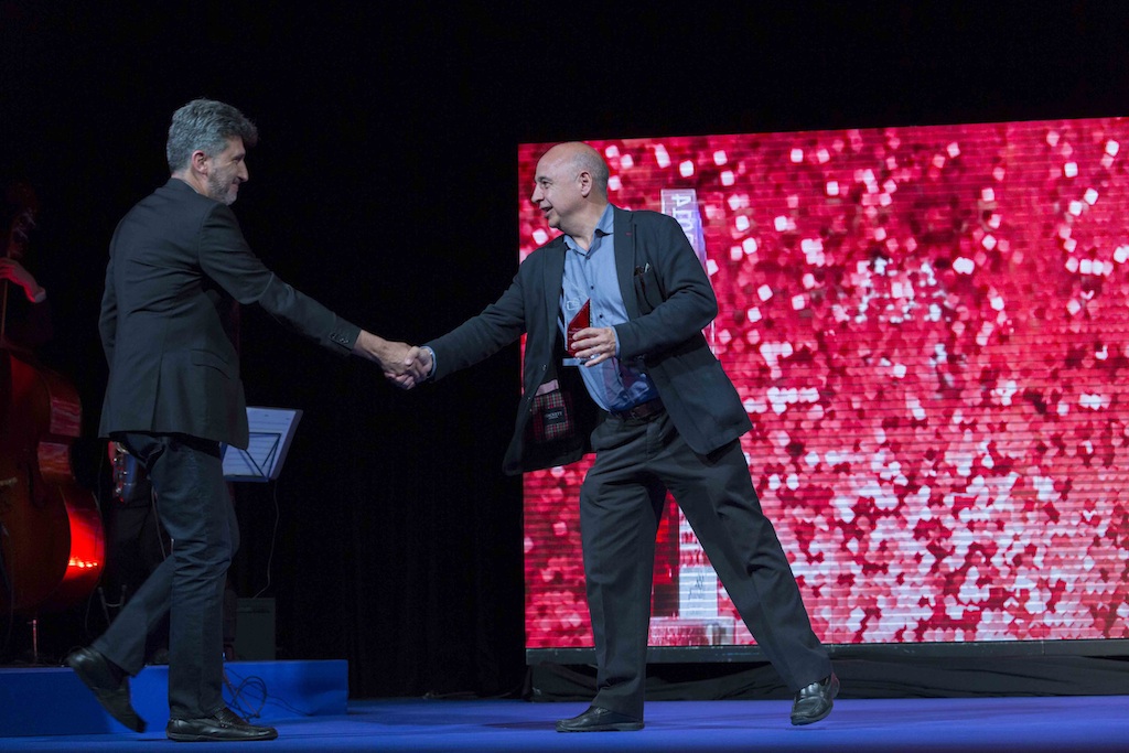 Javier Ochoa (Yamaha), recibe el Premio Panorama a la mejor solución de audio de manos de José María García Lastra