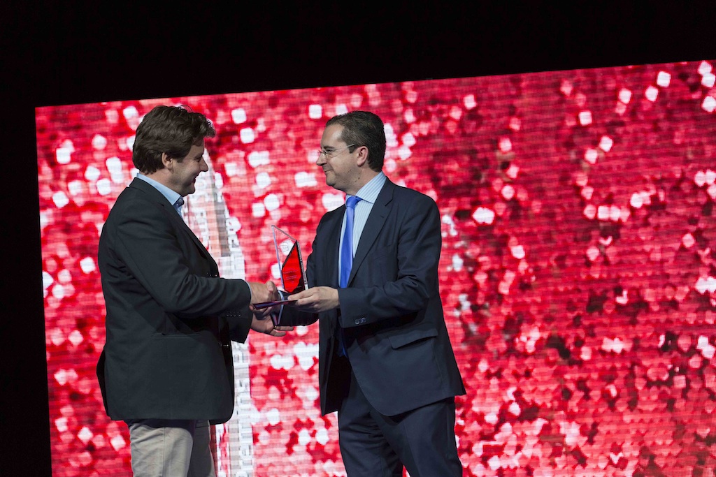 Marc Caeymaex, VP de EVS para Sur de Europa y África subsahariana, recoge el Premio Panorama a la mejor solución de estudio de manos de Francisco Menchén