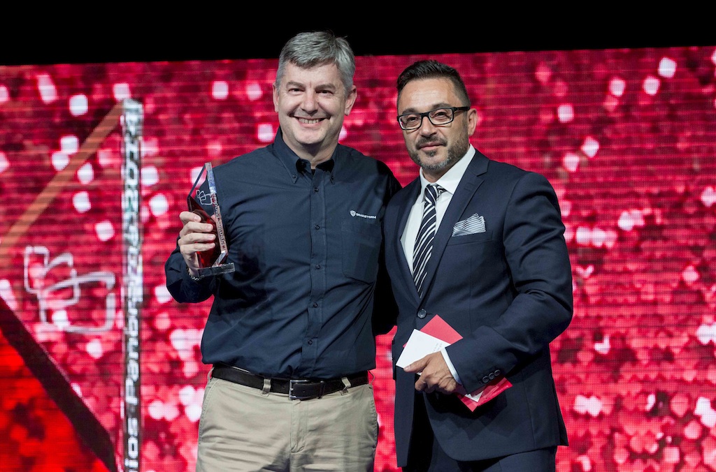 Miguel Churruca, director de marketing de Brainstorm, recoge el Premio Panorama a la mejor solución para creación gráfica de manos de Fernando Vázquez Mourelo