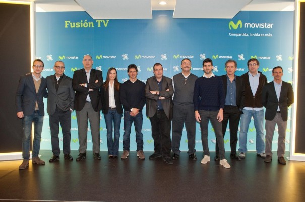 Movistar Fusion Tv. Emilio Gayo (tercero por la izquierda), director de gran público y empresas de Telefónica España y Luis Velo, director de Movistar TV de Telefónica España (tercero por la derecha) junto al equipo que participará en las retransmisiones tanto del Mundial de Motociclismo como de la Fórmula 1.