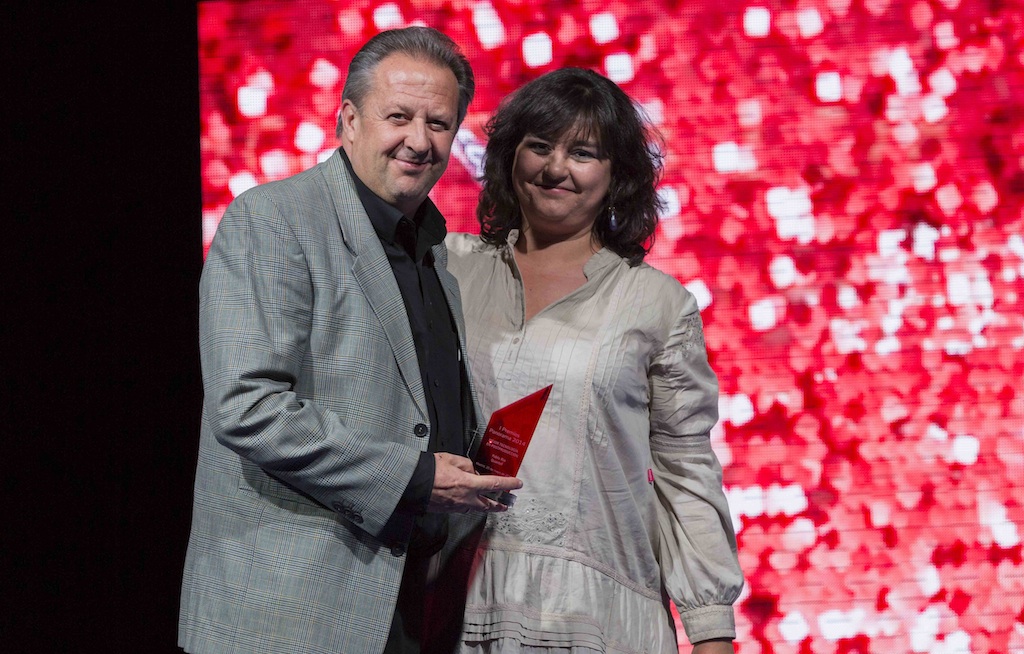 Rafael Zapardiel, director comercial de Quantel España, recoge el Premio Panorama a la mejor solución para postproducción de manos de Rocío Barba