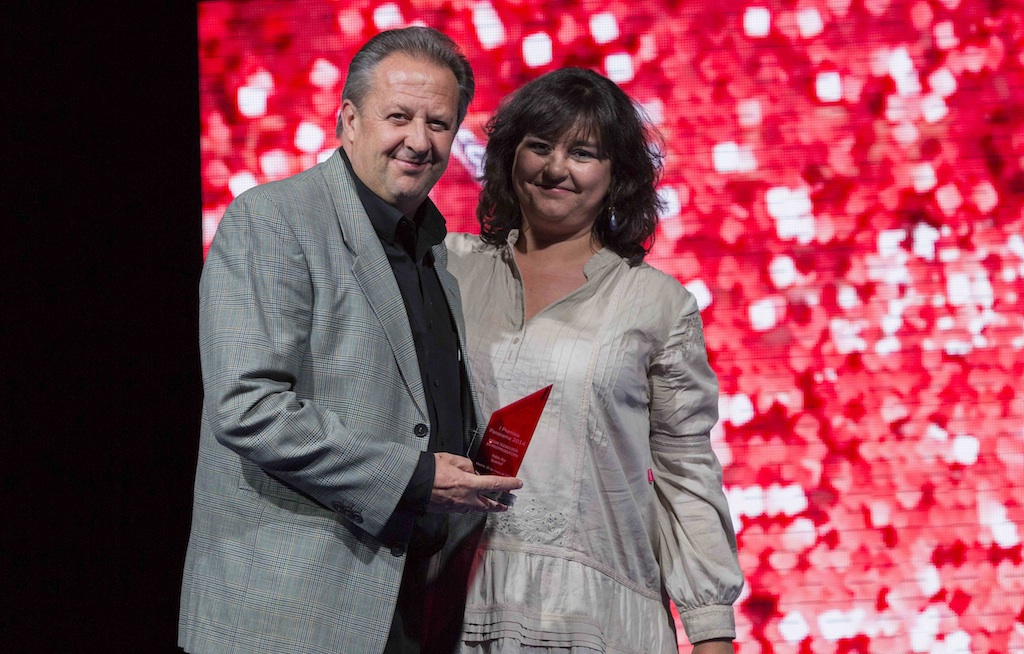Rafael Zapardiel, director comercial de Quantel España, recoge el Premio Panorama a la mejor solución para postproducción de manos de Rocío Barba