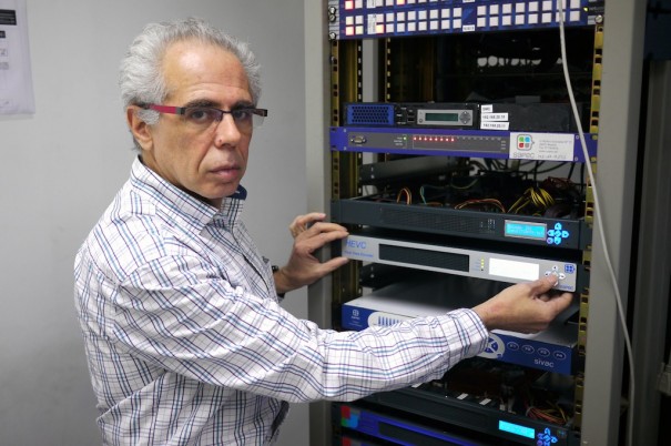 Miguel Ángel Cristóbal con el nuevo decoder HEVC de Sapec