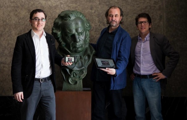 Equipo de desarrollo de AppEditions (Jorge Vallejo y Zeus Pérez) junto al director Arturo Dueñas (Foto: e2e4media.es)