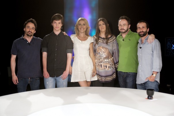 En el plató, junto a Cayetana Guillén Cuervo, los premiados: los directores Pablo Remón, Álvaro Pastor y Daniel Remón y los actores Almudena Sánchez de Pedro y Jorge Dastis.