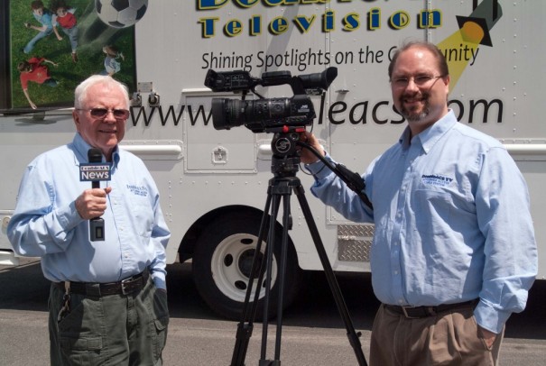 El presidente de DoubleACS  Edward Stanton y el director de operaciones James Jones con la GY-HM650