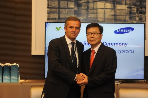 El director de Movistar TV de Telefónica España, Luis Velo junto al presidente de Samsung España, Uitack Kim