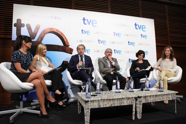 Elena S. Sánchez, presentadora de 'Días de cine'; Cayetana Guillén Cuervo, presentadora de 'Versión Española'; José Ramón Díaz, director de TVE; Yolanda Flores, directora y presentadora de 'De película' en RNE; Conxita Casanovas, presidenta del jurado del premio TVE-Otra Mirada y directora del programa 'Va de cine' de Ràdio 4; y Fernando López Puig, director de Cine y Ficción de TVE. Foto: Gorka Bravo / Festival de San Sebastián)