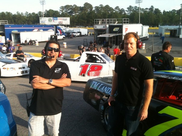 Sam Provencher (a la derecha) de MotorSportsBroadcasting.com y Mario Sánchez de la empresa de producción VDO2Net en la pista de carreras.