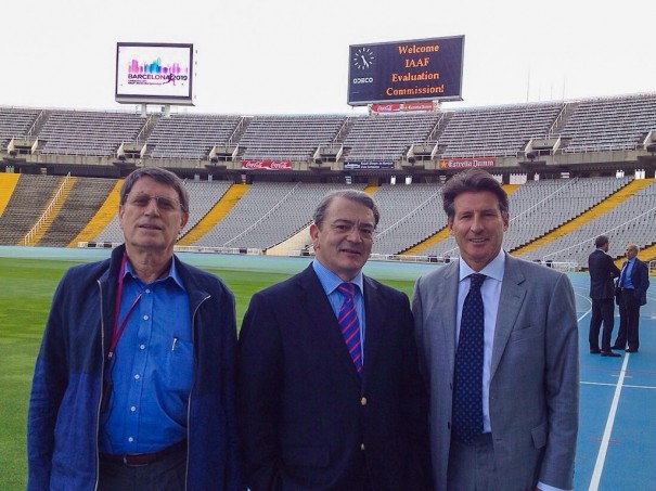 El director de TVE, José Ramón Díez, junto a José María Odriozola, presidente de la Federación Española de Atletismo, y Sebastian Coe, vicepresidente de la IAFF