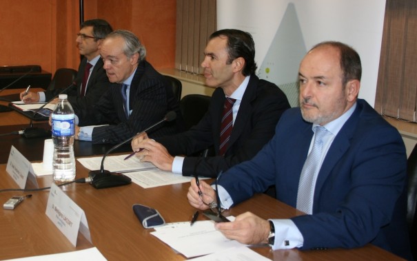 Román, de Riva, López y Lacort , en la presentación del estudio de AMETIC