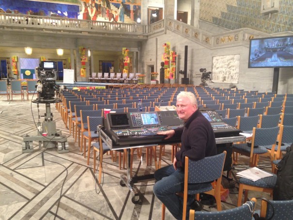 Bernt Austad junto a la consola Yamaha en el Oslo City Hall