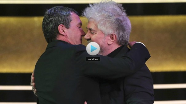 Pedro Almodóvar entrega el Goya de Honor a Antonio Banderas
