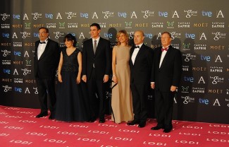 Pedro Sánchez junto a miembros de la directiva de la Academia de Cine en los Goyas 2015