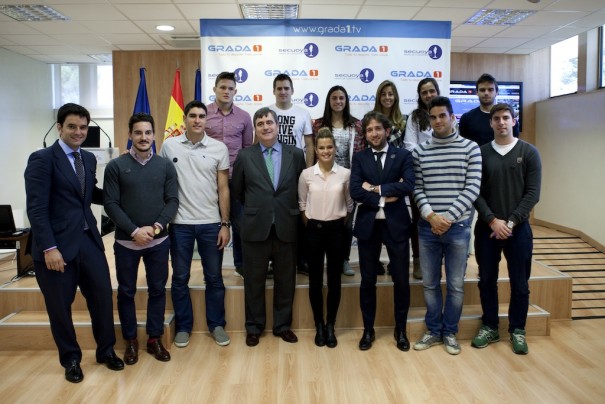 En la imagen, el Secretario de Estado para el Deporte, Miguel Cardenal; Raúl Berdonés, presidente del Grupo Secuoya y Pablo Cabello, director de Grada 1, con los deportistas que acudieron a la presentación de la plataforma 