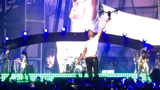 Enrique Iglesias herido por un drone