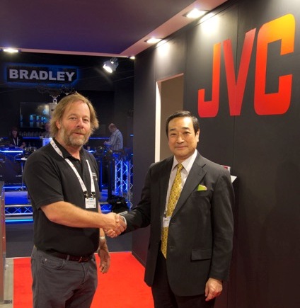 Acuerdo Bradley-JVC (Foto publicada en IBC News. Por cortesía de David Fox, UrBan Fox TV)
