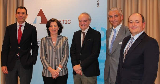 Lopez, Herrero, de Riva, Martin y Lacort en la presentación del Informe TIC 2014